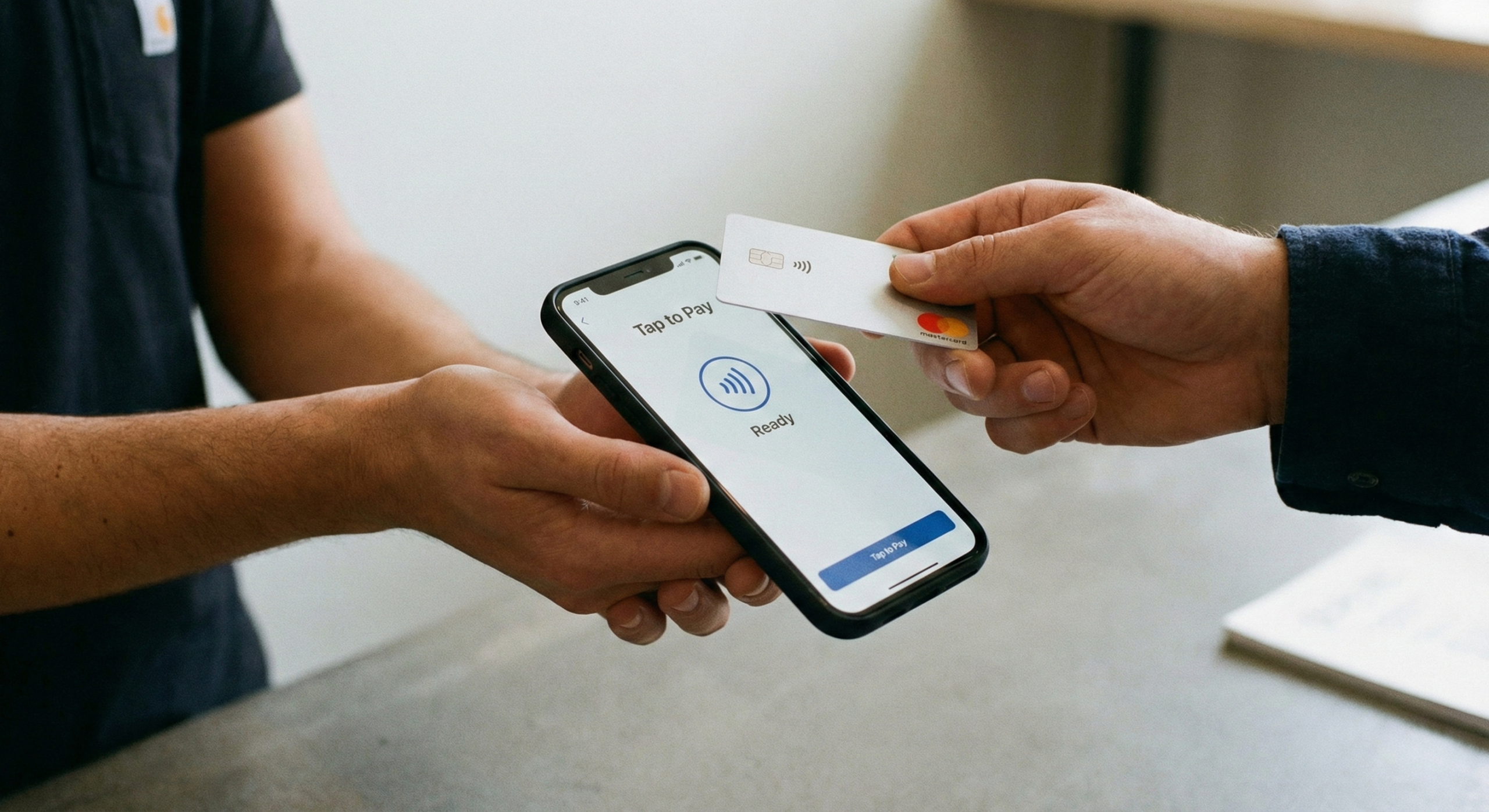 Kunde bezahlt kontaktlos per Karte an einem Händler-iPhone mit Tap to Pay